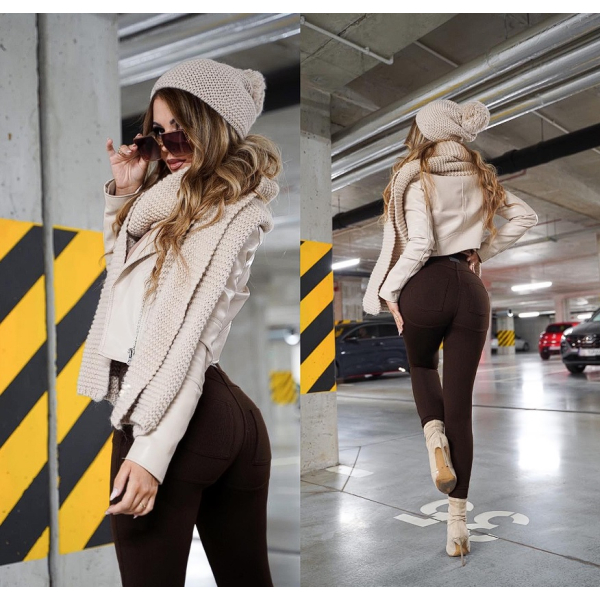 podwójne zdjęcie modelki w legginsach modelujących pośladki prążkowanych